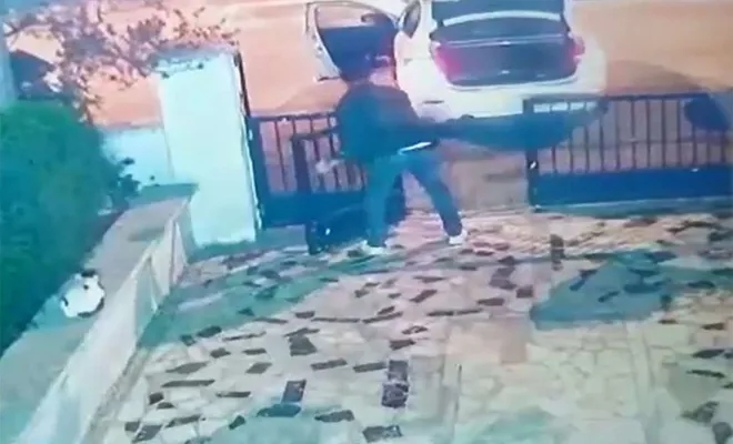 Lüks araçla bina kapısı çalan hırsız güvenlik kamerasına yakalandı