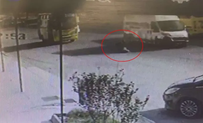 Karşıya koşarak geçmek isterken minibüsün çarptığı genç kız yaralandı