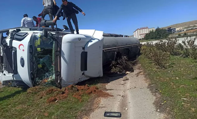 Gaziantep’te tır devrildi: 2 yaralı