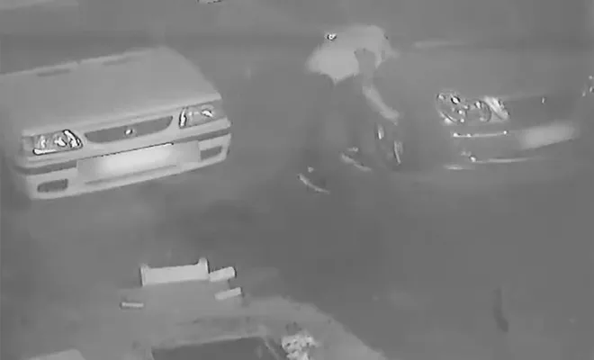 Araçların lastiklerini kesen 2 çocuk yakalandı