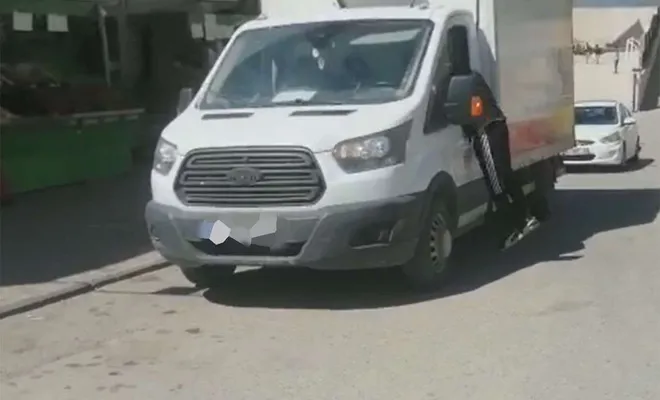 El freni çekilmeyi unutulan araç son anda durduruldu