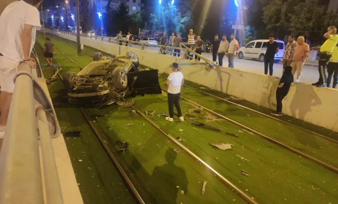 Gaziantep’te otomobil tramvay yoluna devrildi, 2 yaralı