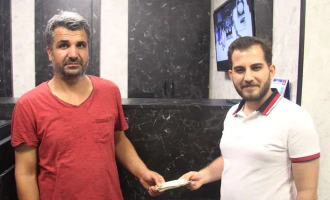 Döviz bürosundan yanlışlıkla aldığı fazla parayı sahibine iade etti