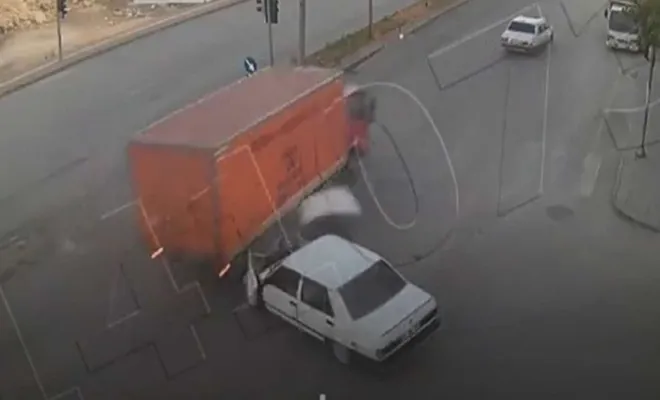 Yaşanan trafik kazaları kameralara yansıdı