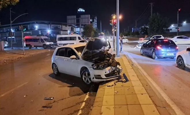 2 otomobilin çarpıştığı kazada araçlar büyük hasar gördü