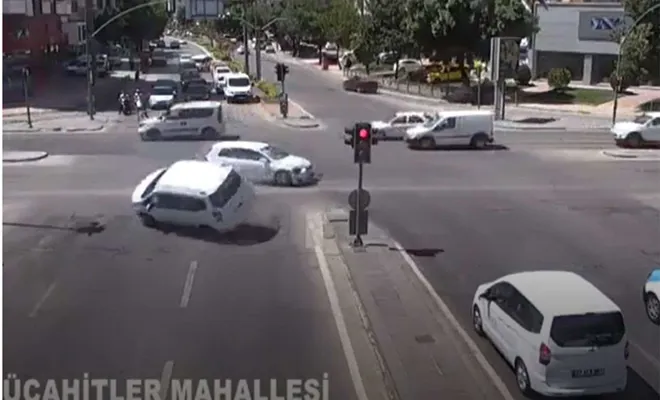 Gaziantep’teki trafik kazaları kameraya yansıdı 