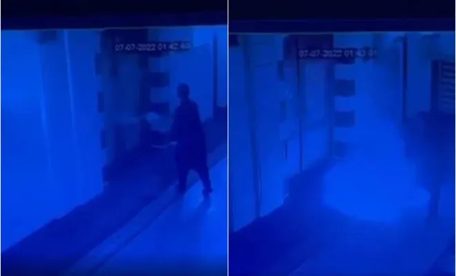 Cami kapısının ateşe verilmesi güvenlik kamerasına yansıdı