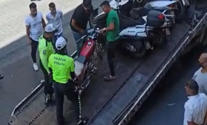 Gaziantep’te kaldırıma park edilen motosikletler toplandı 