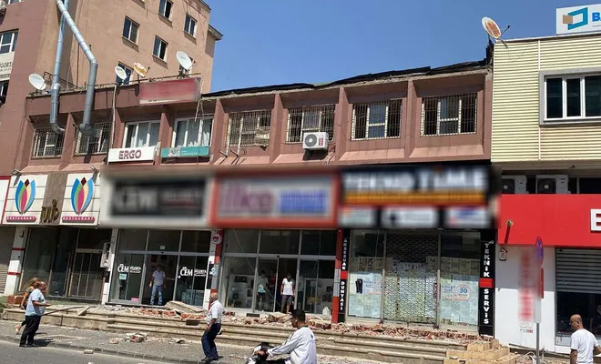 Çöken iş merkezinin çatısı korkuttu  