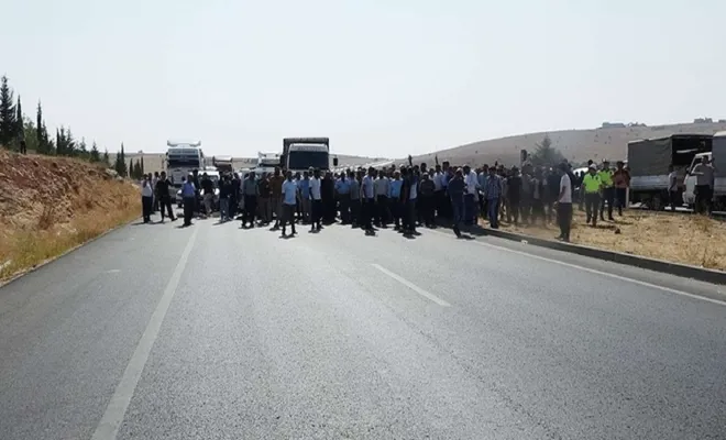 Zarar ettiklerini belirten küçükbaş hayvan yetiştiricileri yol kapattı