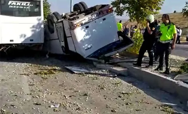 İki servis aracı çarpıştı: 3’ü ağır 22 yaralı 