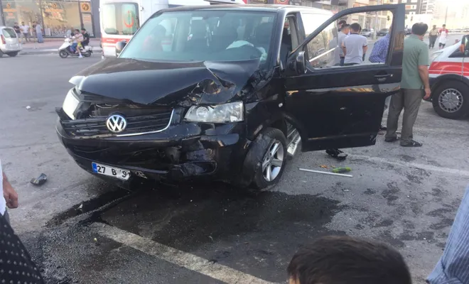 Hafif ticari araç ile otomobil çarpıştı: 5 yaralı