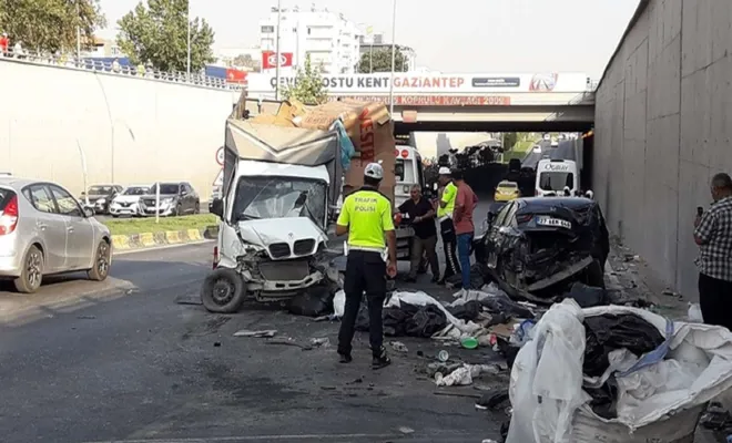 ​Kontrolden çıkan otomobil 2 araca çarptı: 2'si ağır 3 yaralı