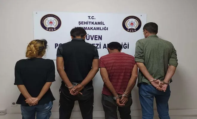 Şüphelenilerek durdurulan araçta uyuşturucu ele geçirildi: 4 gözaltı