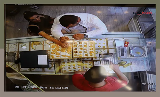 Müşteri gibi geldikleri kuyumcudan 70 bin TL değerinde altın çaldılar