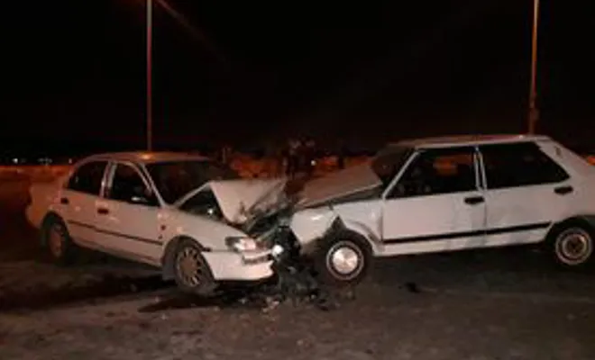 Gaziantep'te 2 otomobil kafa kafaya çarpıştı: 2’si ağır 10 yaralı