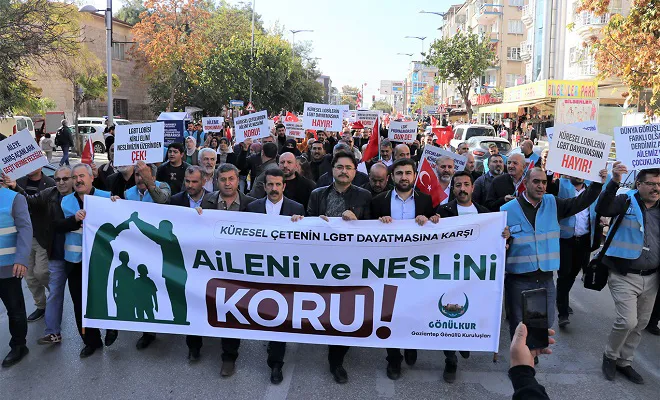 Gaziantep'te sapkınların dayatmasına karşı büyük aile yürüyüşü yapıldı