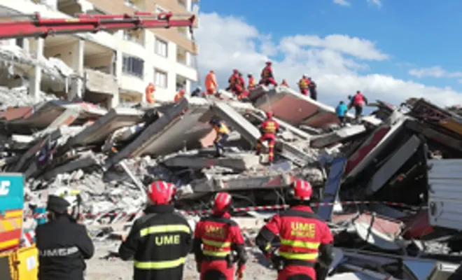 İslâhiye'de enkazdan 2 kardeş sağ olarak çıkarıldı 