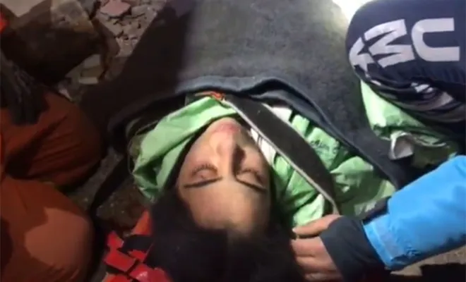 İki kız kardeş enkazdan sağ çıkarıldı