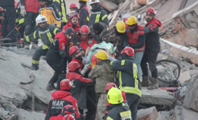 Baba ve 2 oğlu depremden 76 saat sonra kurtarıldı