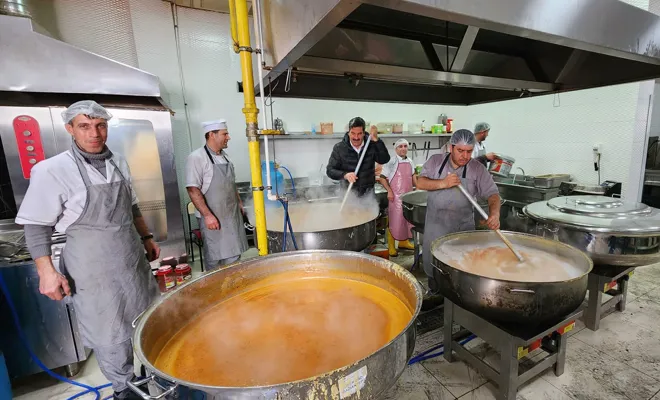 Gaziantep OSB’deki sanayiciler, binlerce depremzedeye yemek üretiyor