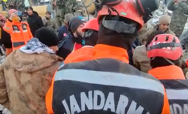 Gaziantep'te bir kadın depremden 99 saat sonra enkazdan sağ olarak çıkartıldı 