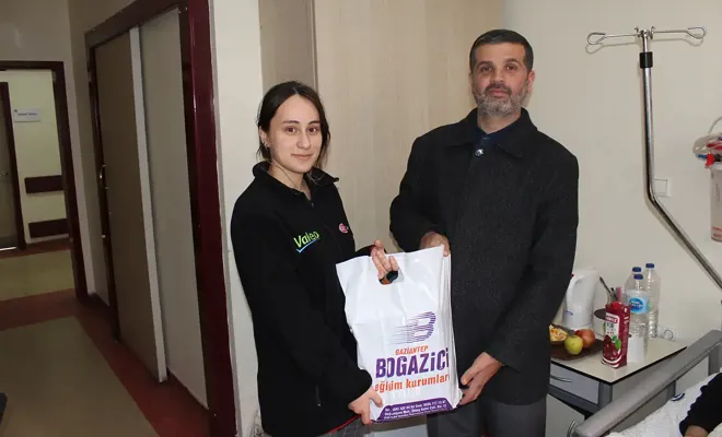 Enkazda kalan ders kitaplarına üzülen gence HÜDA PAR'dan kitap desteği