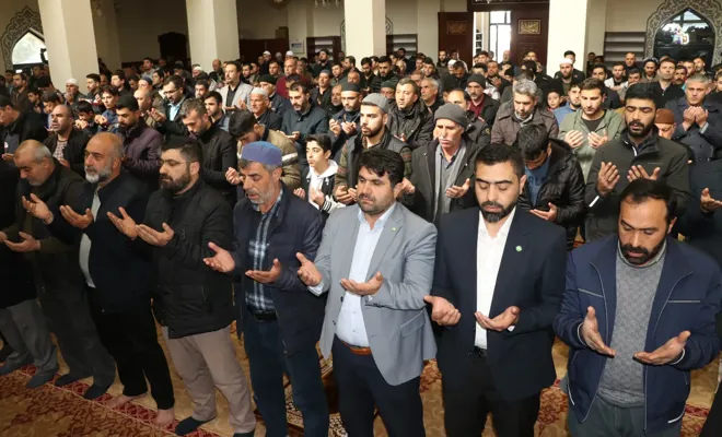 Gaziantepliler depremlerin son bulması için dua edip gıyabi cenaze namazı kıldı