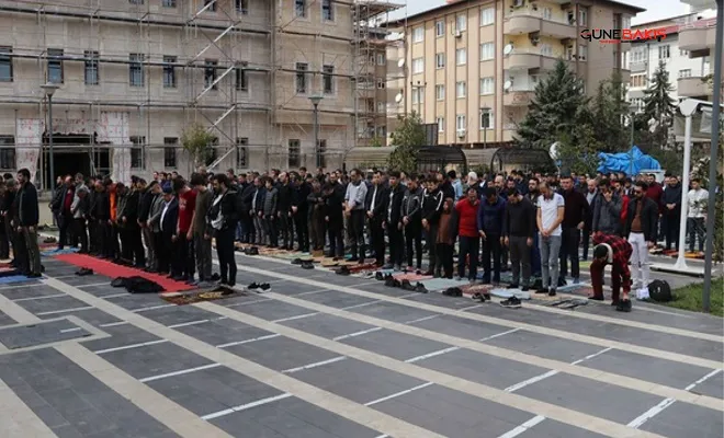 Gaziantep'te Ramazan'ın ilk cumasında camiler doldu taştı