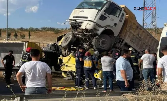 Nizip yolunda yaşanan kazada araçta sıkışan sürücü feci şekilde can verdi