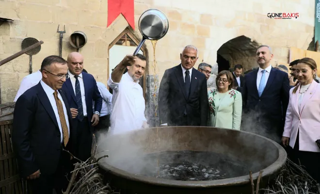Bakan Ersoy ve Başkan Şahin, üzüm pekmezi yaptı