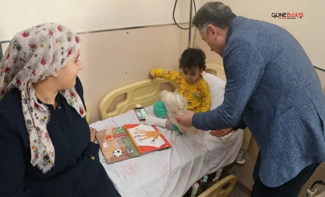 Gaziantep İl Sağlık Müdürü Şahin, "Dünya Çocuk Günü"nde hasta çocukları ziyaret etti