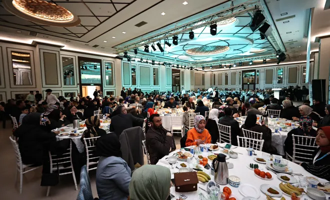 Umre’den dönen öğrenciler ve aileleri protokol ile yemekte buluştu
