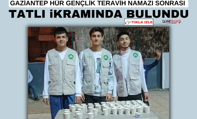 Gaziantep Hür Gençlik teravih namazı sonrası tatlı ikramında bulundu