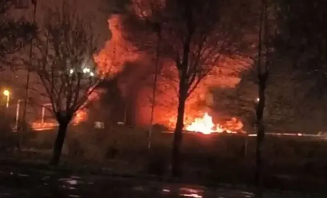 Devrilen yakıt yüklü tanker alev aldı