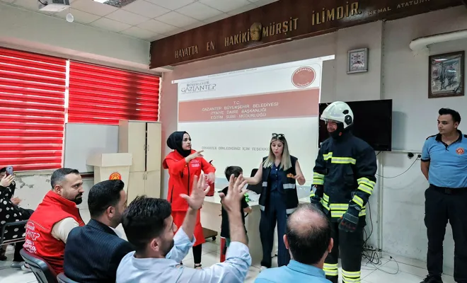 Gaziantep’te işitme engellilere yangın söndürme eğitimi
