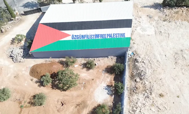 300 metrekarelik çatıya Filistin bayrağı
