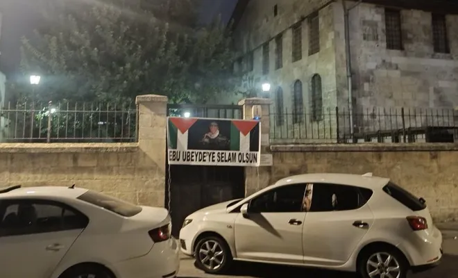 Gaziantep’te Eski Sinagogun Girişine Ebu Ubeyde Posteri Asıldı