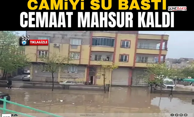 Camiyi su bastı: Cemaat mahsur kaldı