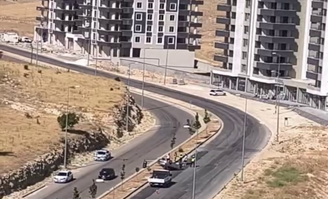 Gaziantep'te otomobil refüje çarpıp takla attı